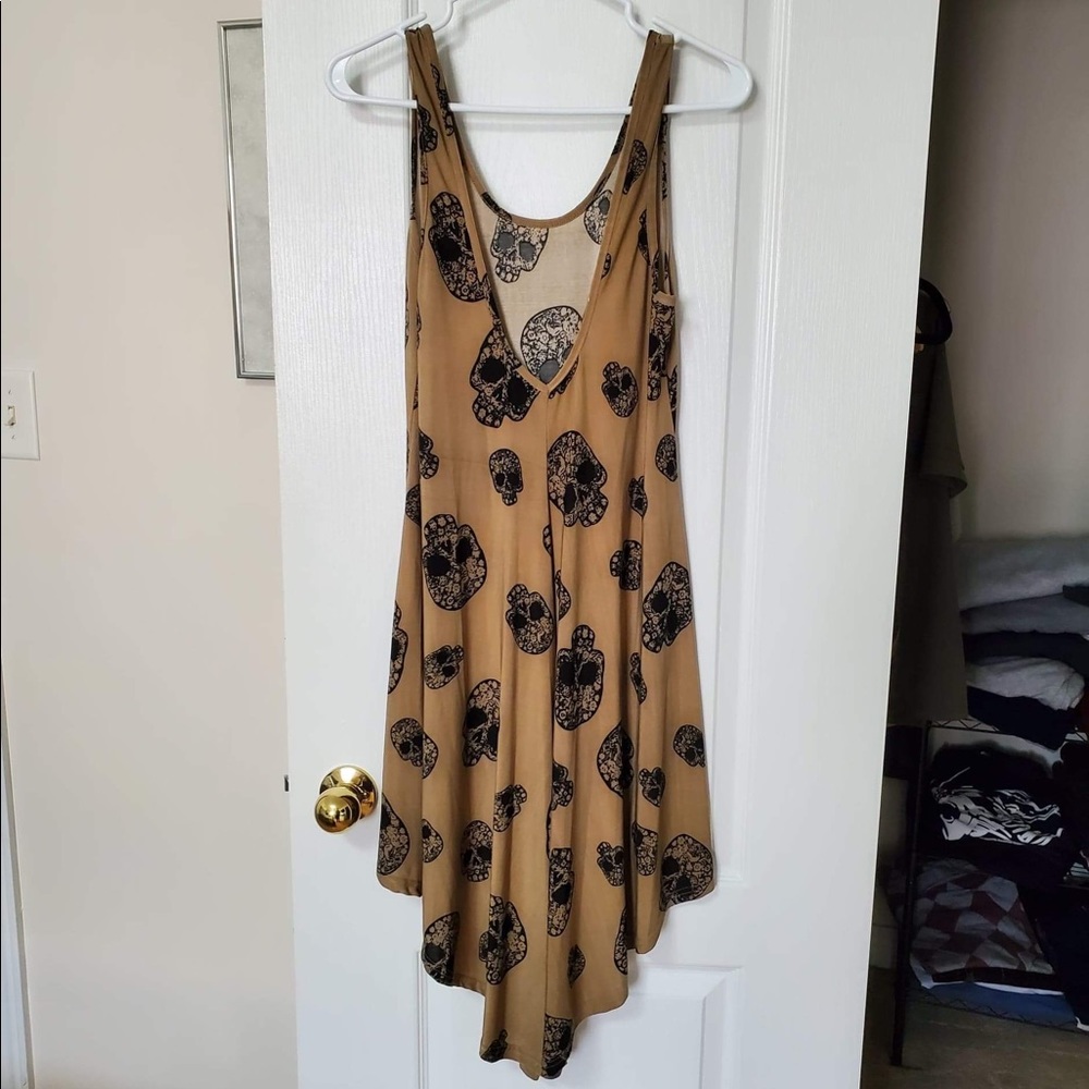 NWOT. Summer must have. Size M. Skull design.